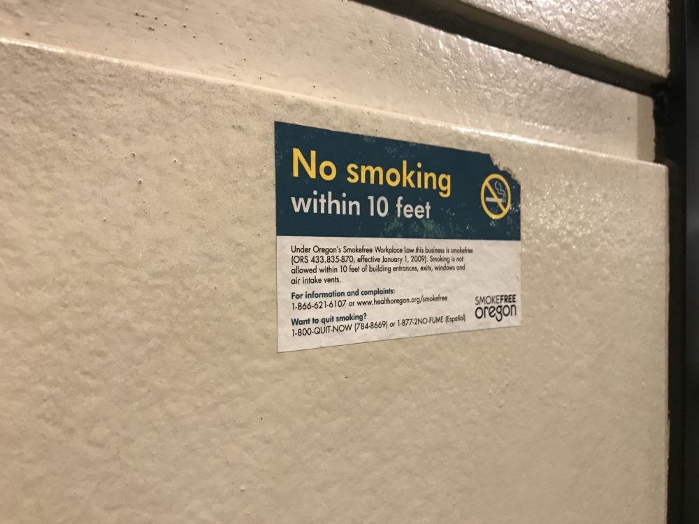 壁に設置された10フィート以内は禁煙の看板
